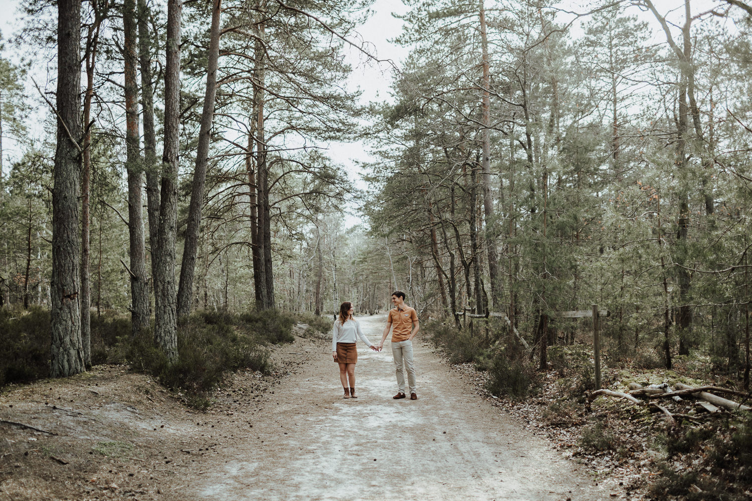 SEANCE PHOTO COUPLE DANS LE SABLE EN PLEINE NATURE