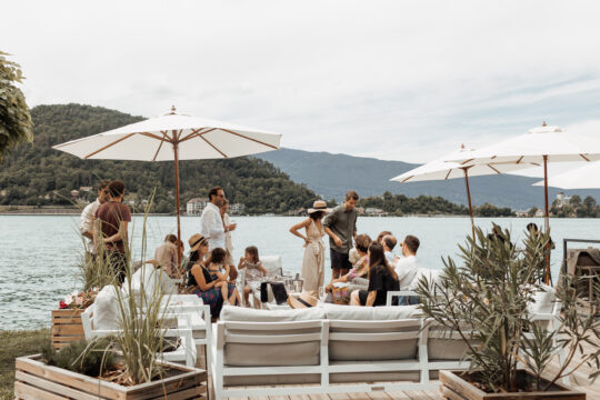 Reportage baptême au restaurant Les Cassines à Talloires – Photographe baptême Annecy