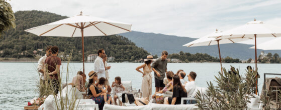 Famille réunie pour un baptême à Talloires, face au lac d’Annecy.