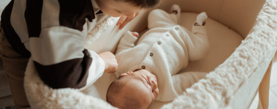 Nouveau-né endormi en position naturelle, séance naissance lifestyle