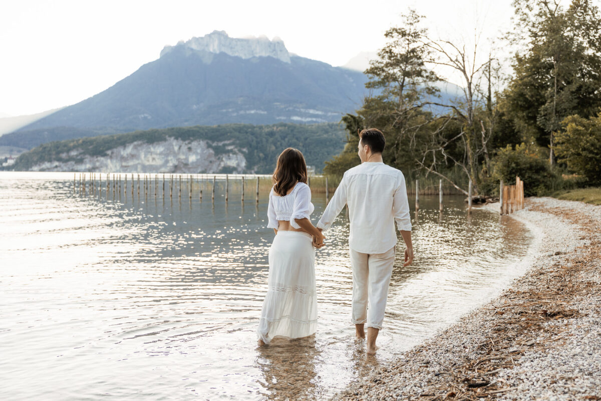 Séance photo grossesse au lever du soleil à Annecy