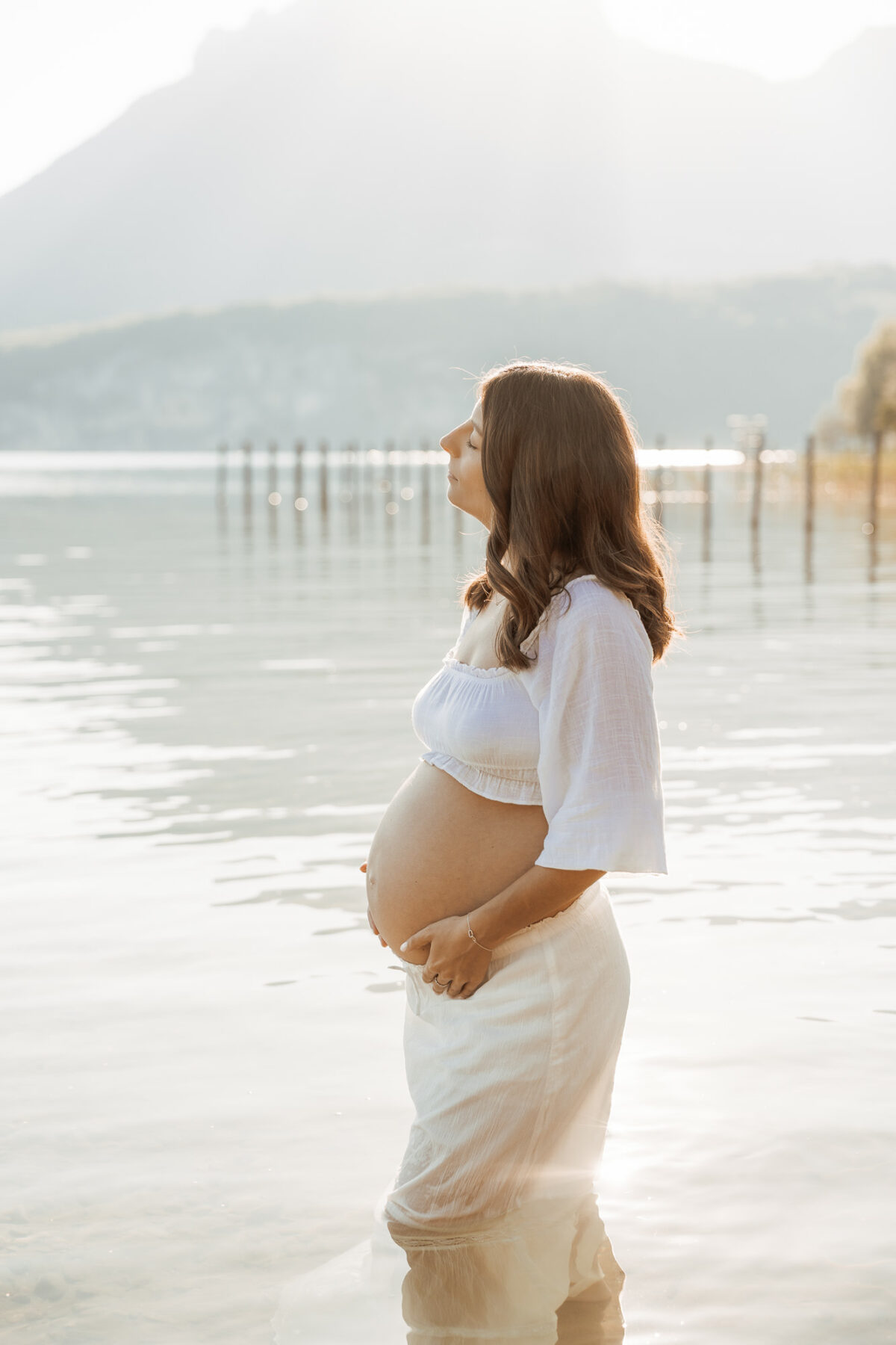 Silhouette d’une future maman au lever du soleil