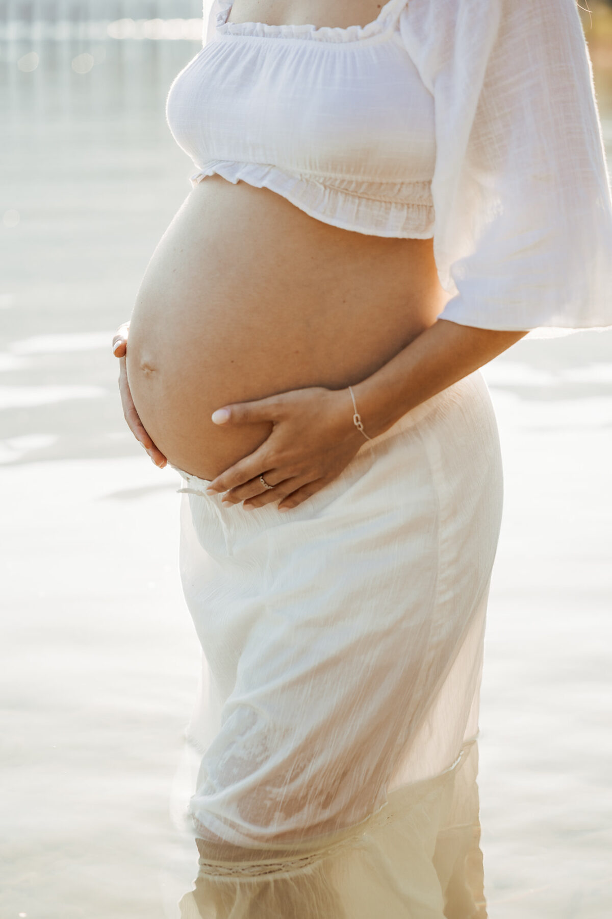 Détail des mains sur le ventre d’une future maman
