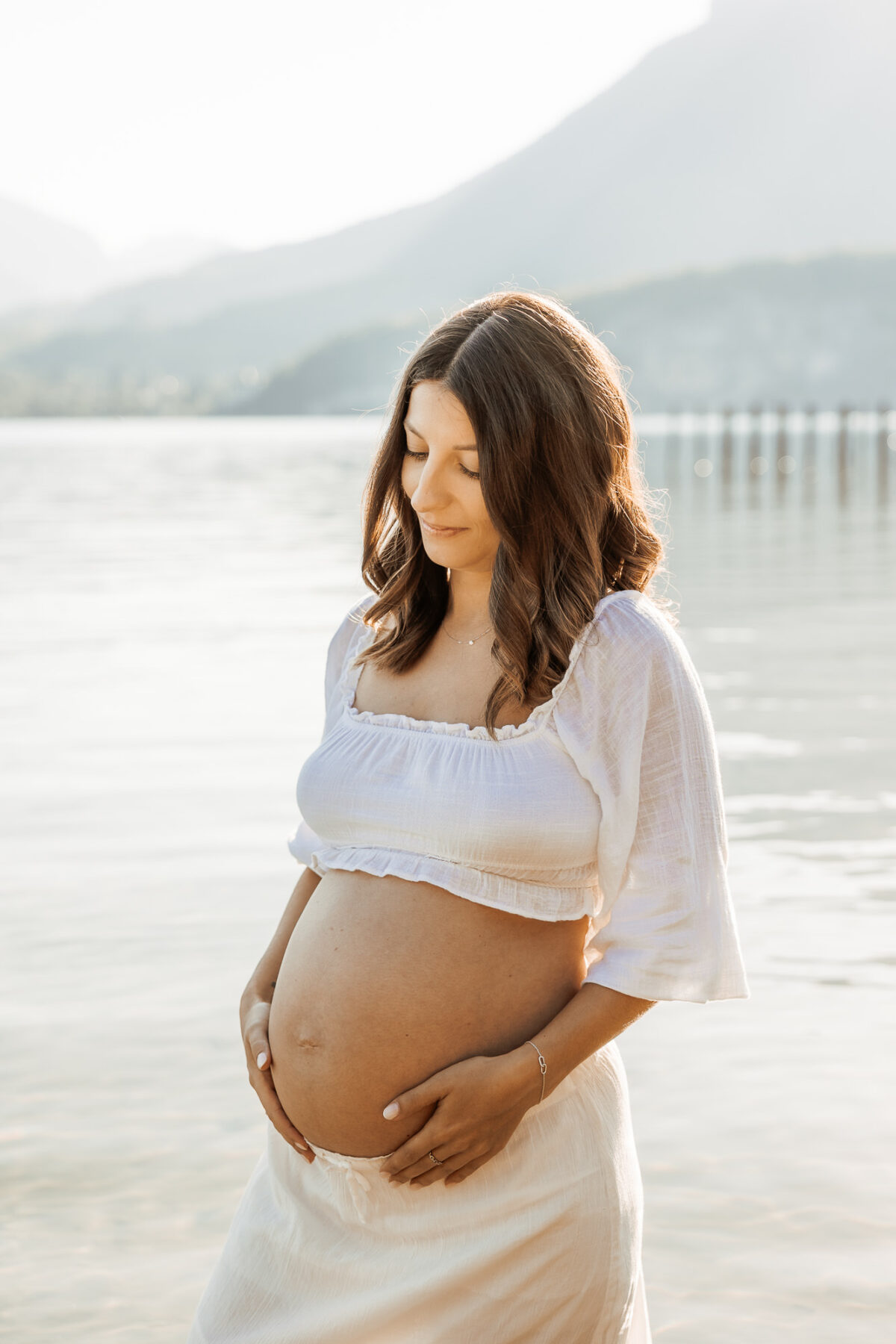Femme enceinte sur les rives du lac d’Annecy