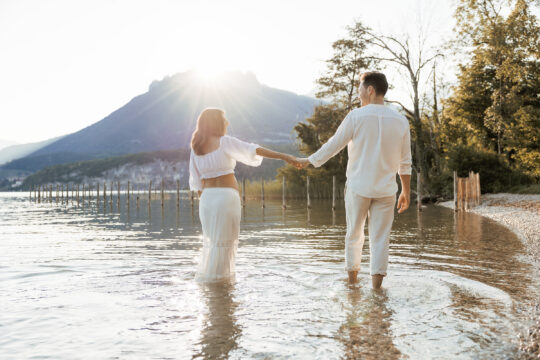 Séance grossesse au lever du soleil au lac d’Annecy : pourquoi je recommande ce moment de la journée