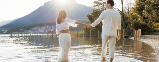 Séance photo grossesse au lever du soleil sur les rives du lac d’Annecy