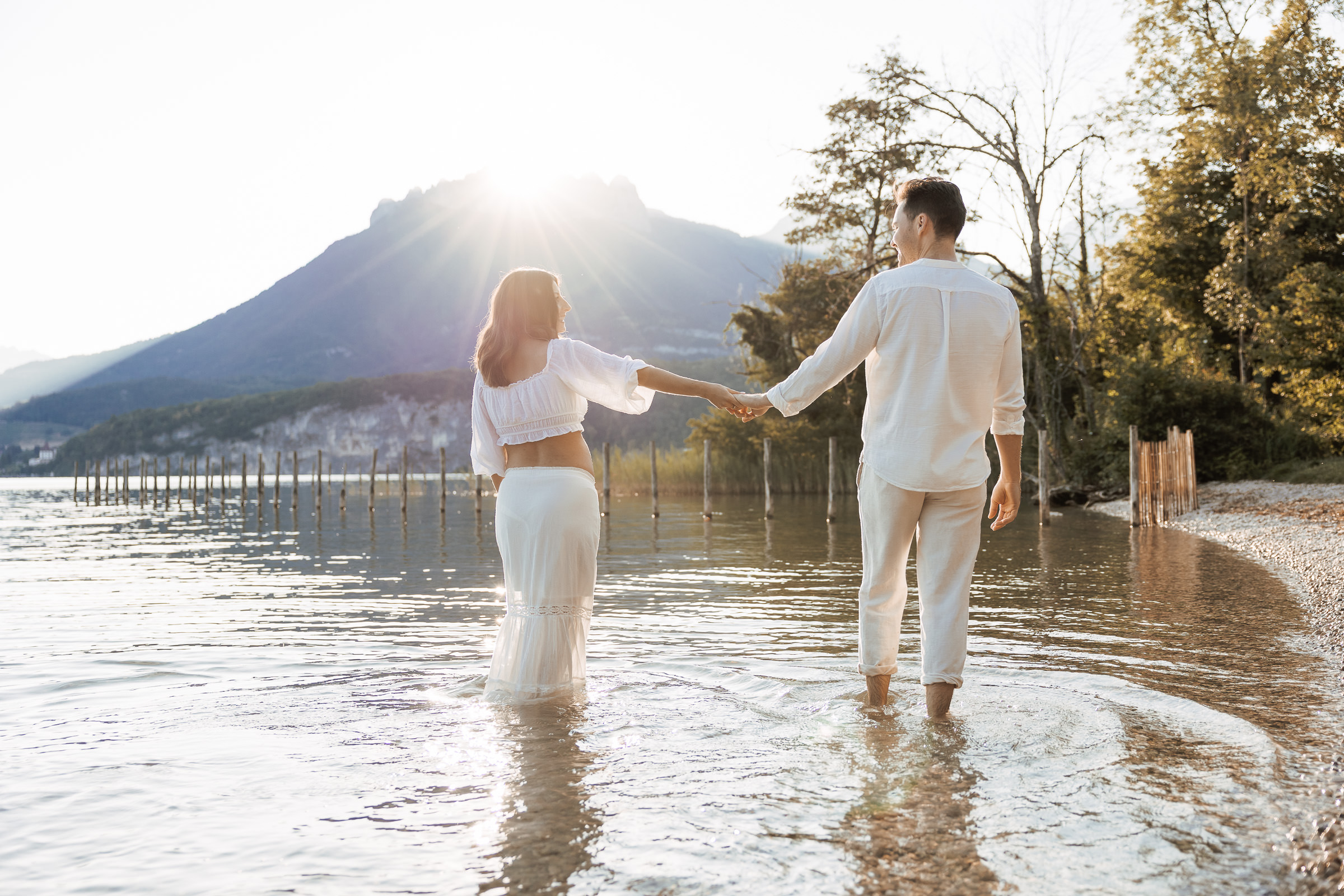 Séance photo grossesse au lever du soleil sur les rives du lac d’Annecy