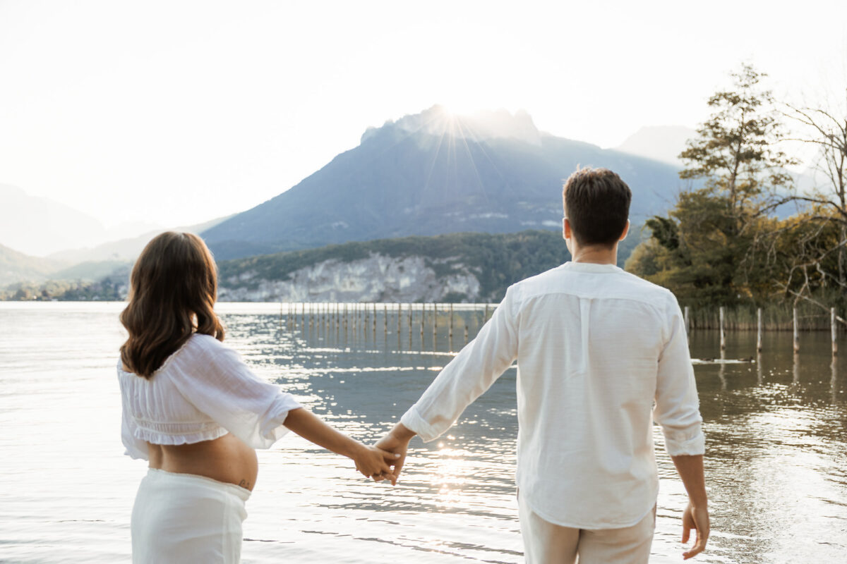 Portrait de grossesse au lever du soleil à Annecy